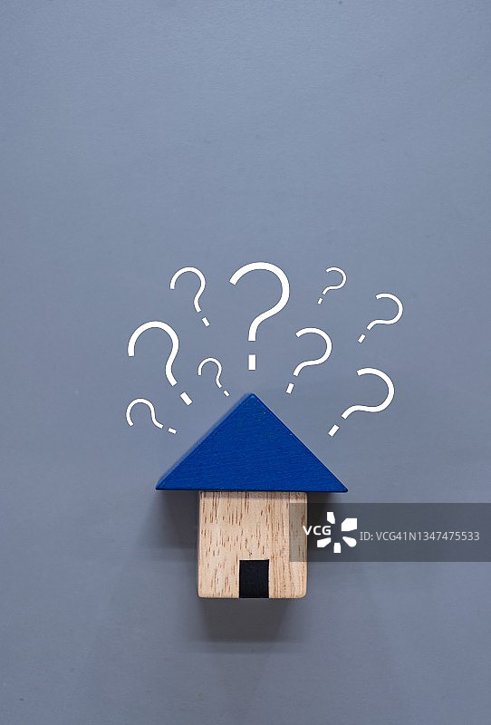 带有问号的木制房屋模型，房屋概念图片素材