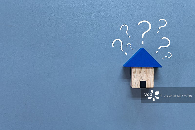 带有问号的木制房屋模型，房屋概念图片素材