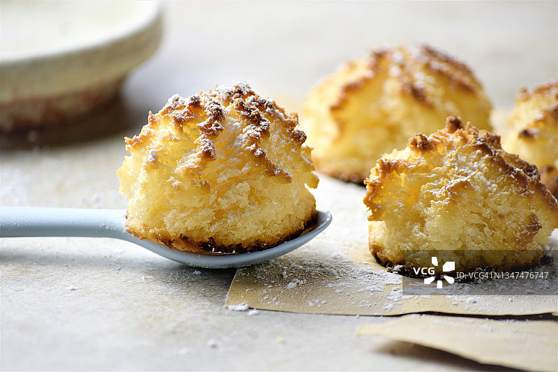 桌子上的椰子马卡龙饼干图片素材