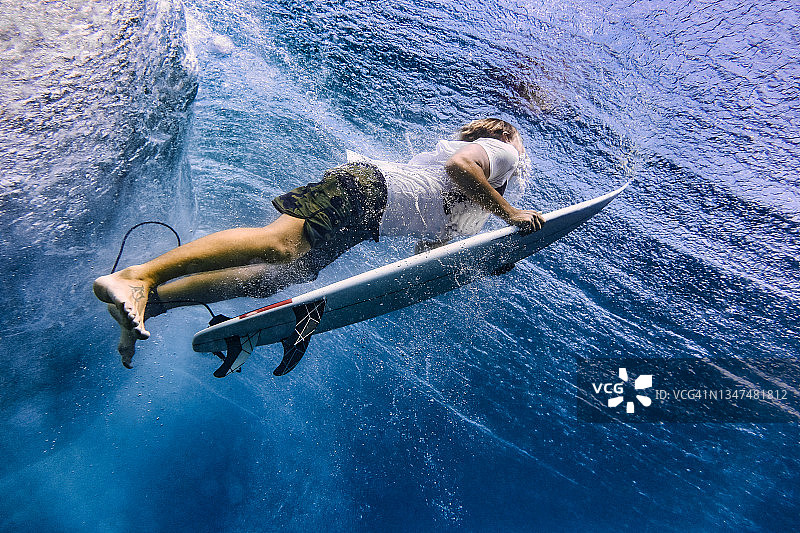 中年男人在度假时水下冲浪图片素材