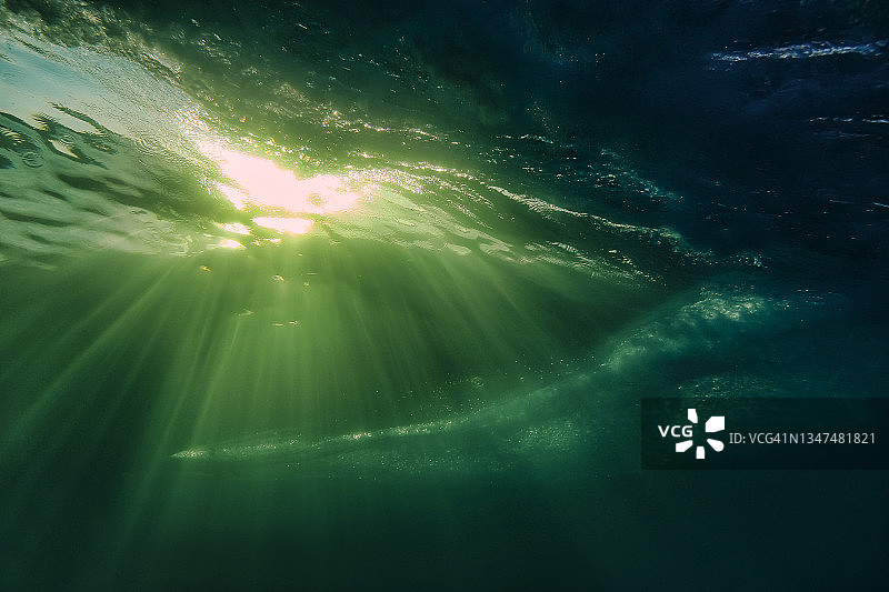 阳光照耀在海面之下图片素材