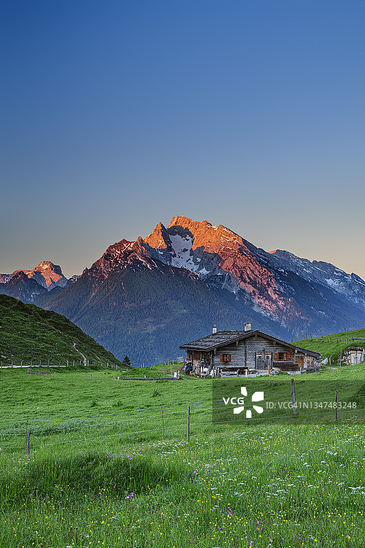 冬季贝希特斯加登国家公园和基姆高阿尔卑斯山的田园风光图片素材