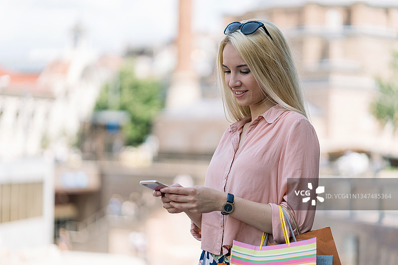 在城市里手提购物袋的女人图片素材