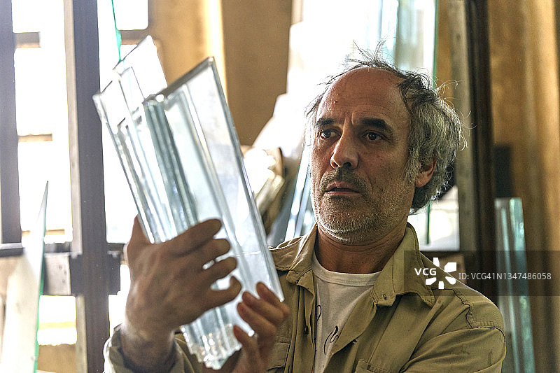 雕塑家在工作室工作图片素材