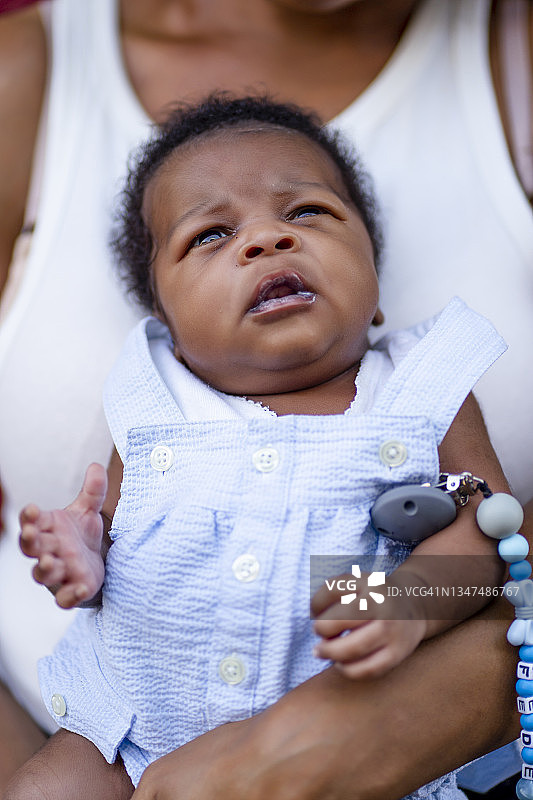 天真的男婴和女人图片素材