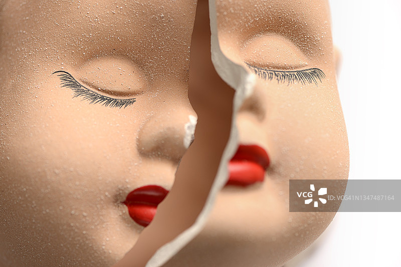 闭着眼睛的女模特面部特写图片素材