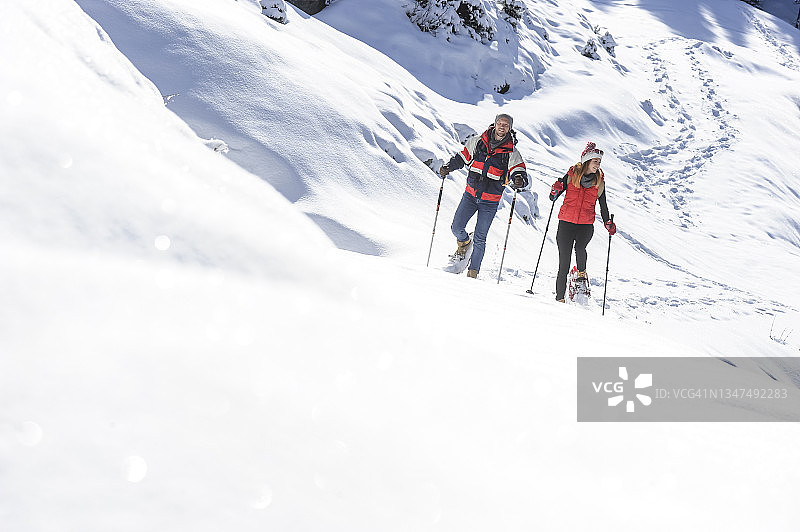 在雪地徒步的男女图片素材
