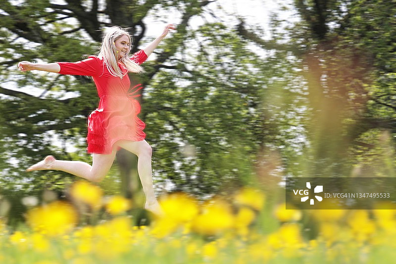 奔跑中的红裙女人图片素材