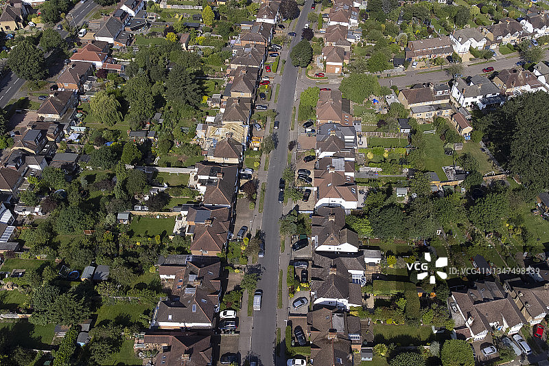 典型的英式郊区住宅鸟瞰，带前车道和后花园图片素材
