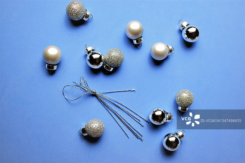 蓝色背景上的圣诞装饰图片素材