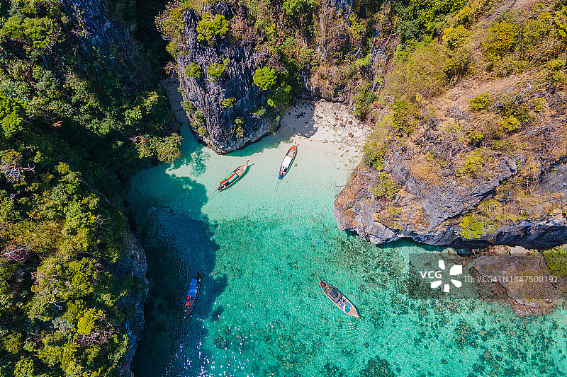 泰国甲米宏岛热带海滩长尾船航拍美景，安达曼海风光图片素材