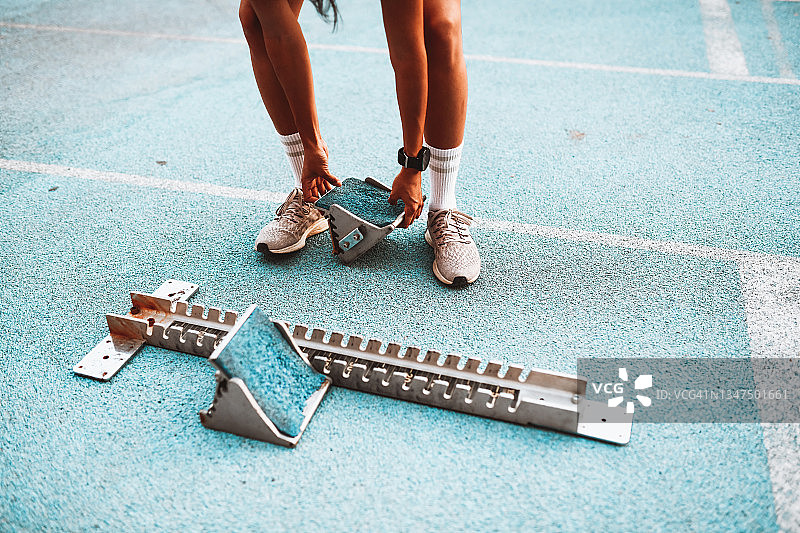 女性运动员准备短跑起跑器图片素材