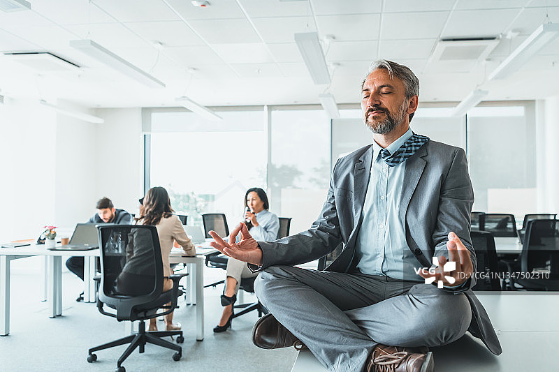 疲惫的中年商人办公室冥想图片素材
