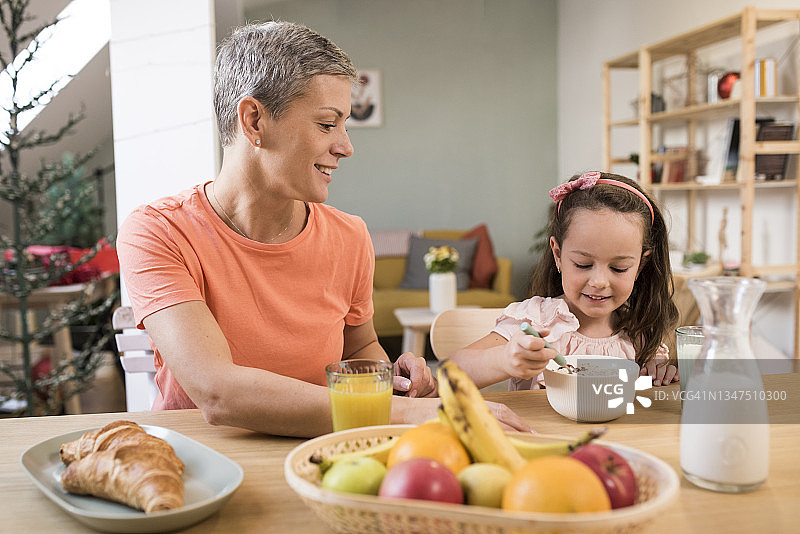 可爱女孩早餐吃素食粥图片素材