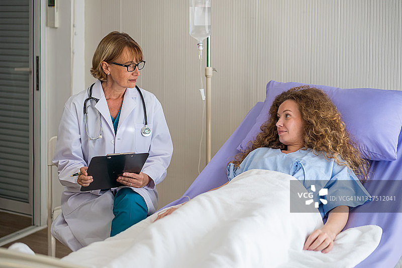 女医生在病床上安慰病人图片素材