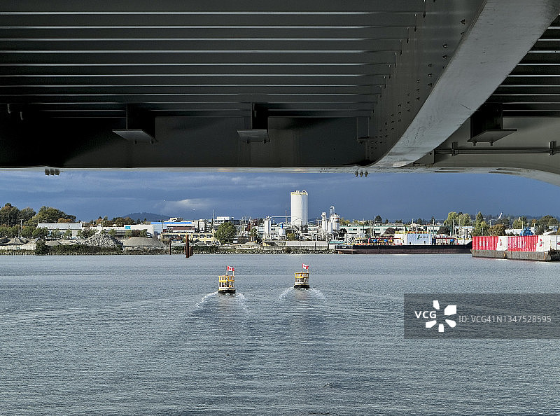 桥下的水上出租车图片素材