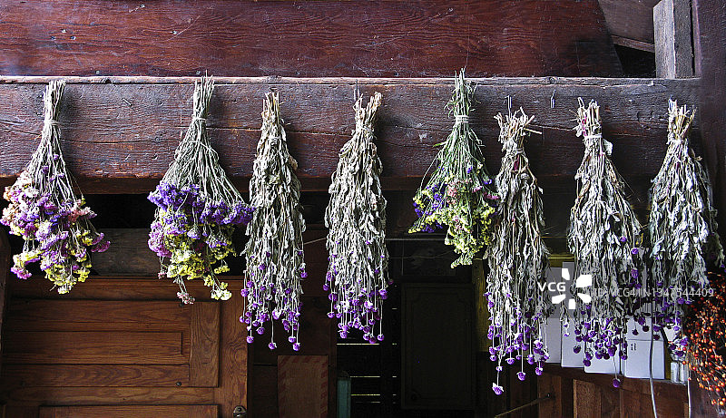 谷仓中晾晒的鲜花图片素材