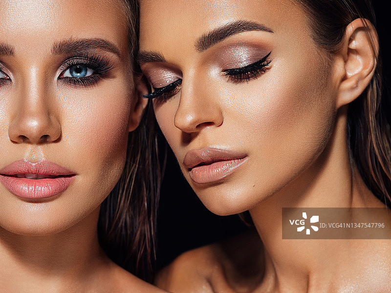 两位化着精致妆容的漂亮女性图片素材
