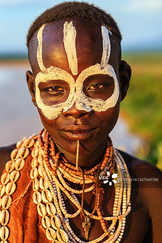 来自埃塞俄比亚卡罗部落的女人肖像图片素材
