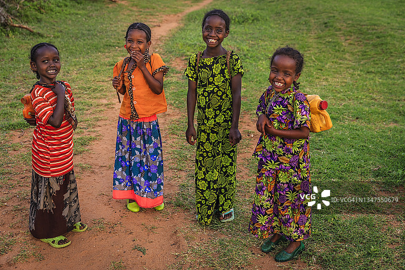 非洲埃塞俄比亚，非洲女孩们从井里打水图片素材