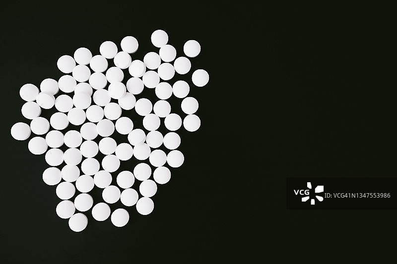 黑色背景上的白色药丸图片素材