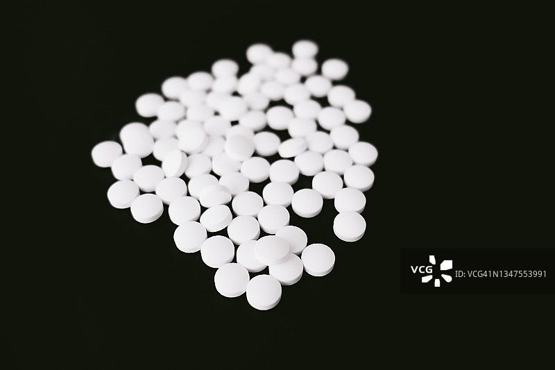 黑色背景上的白色药丸图片素材