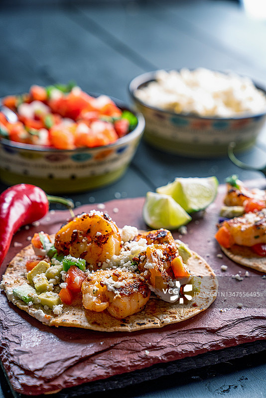 搭配科蒂亚奶酪和新鲜莎莎酱的虾肉塔可拼盘图片素材