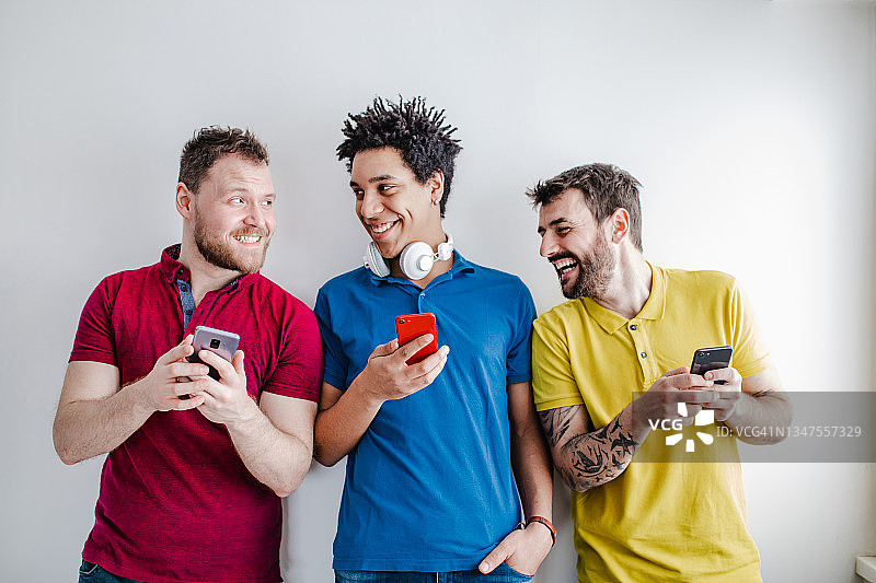 使用科技产品的各民族群众图片素材