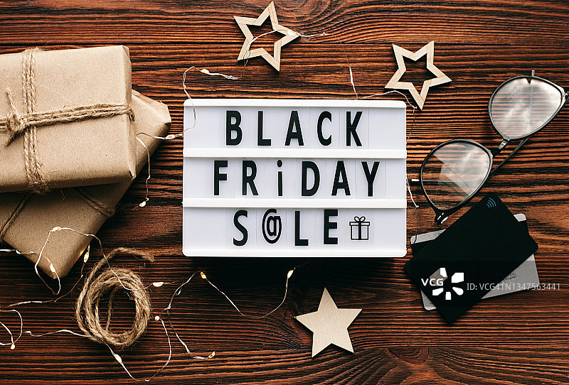 黑五促销灯箱与银行卡礼品盒眼镜图片素材