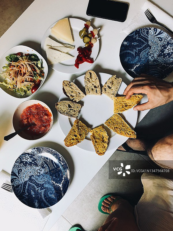 两人享用西班牙餐前小吃晚餐的俯视图图片素材