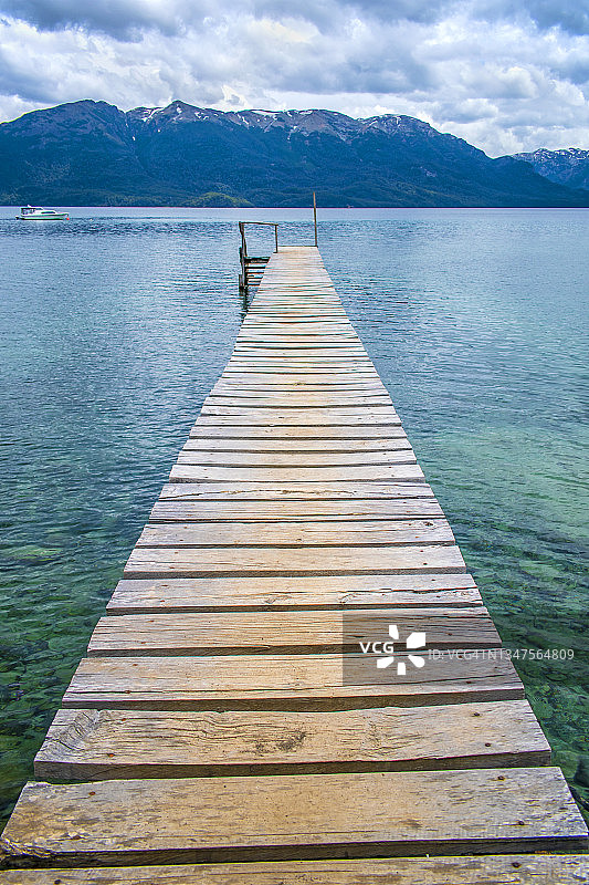 阿根廷巴塔哥尼亚内乌肯，安戈斯图拉镇的木制码头和纳韦尔瓦皮湖图片素材