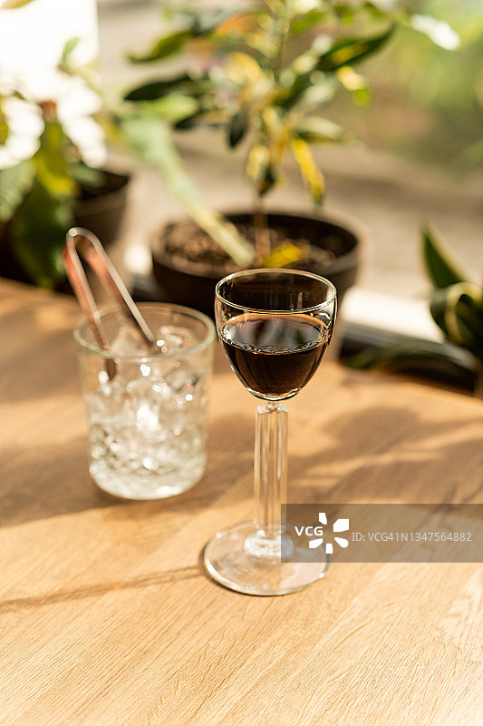 雪莉酒杯与冰块特写图片素材