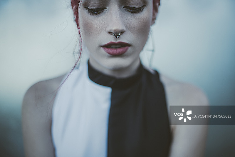 有鼻环的美丽女人图片素材