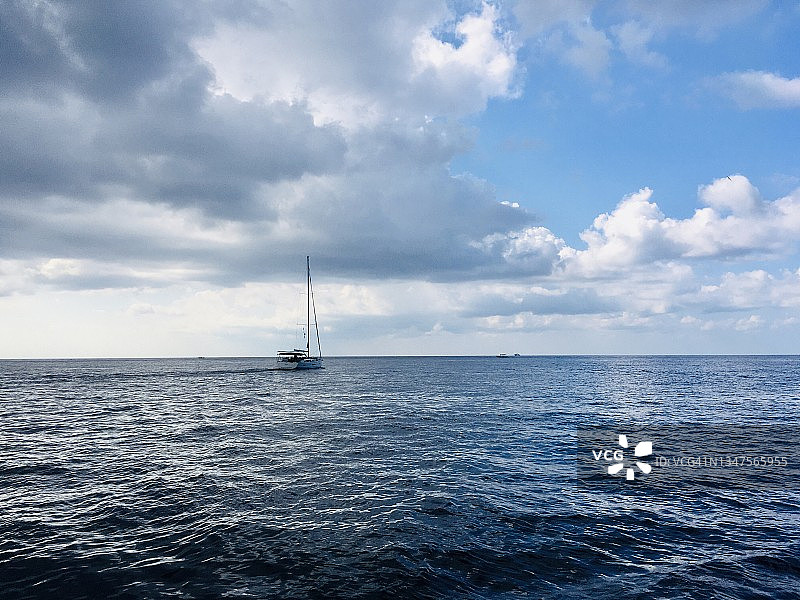 在克罗地亚杜布罗夫尼克达尔马提亚亚得里亚海航行的船图片素材