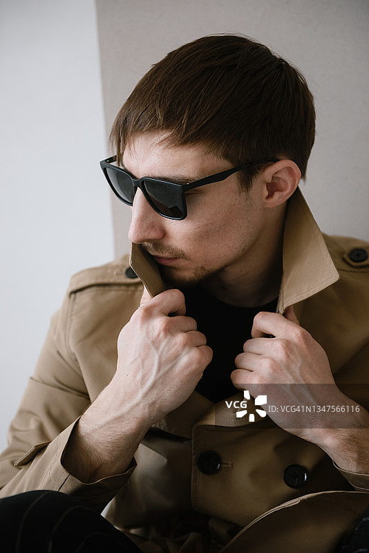 戴墨镜穿雨衣的神秘男人肖像图片素材