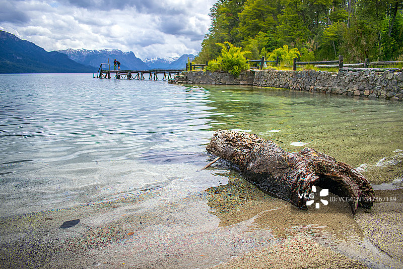 阿根廷巴塔哥尼亚，老树干木码头纳韦尔瓦皮湖图片素材