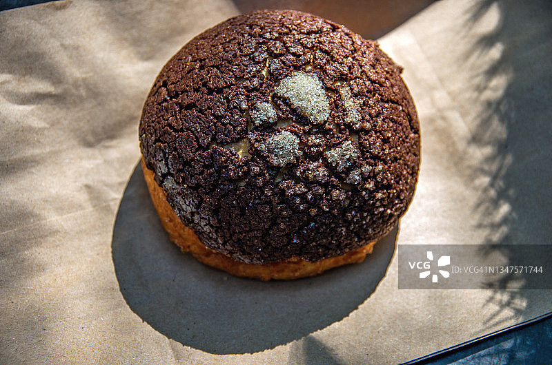 棕色纸袋上的巧克力面包图片素材