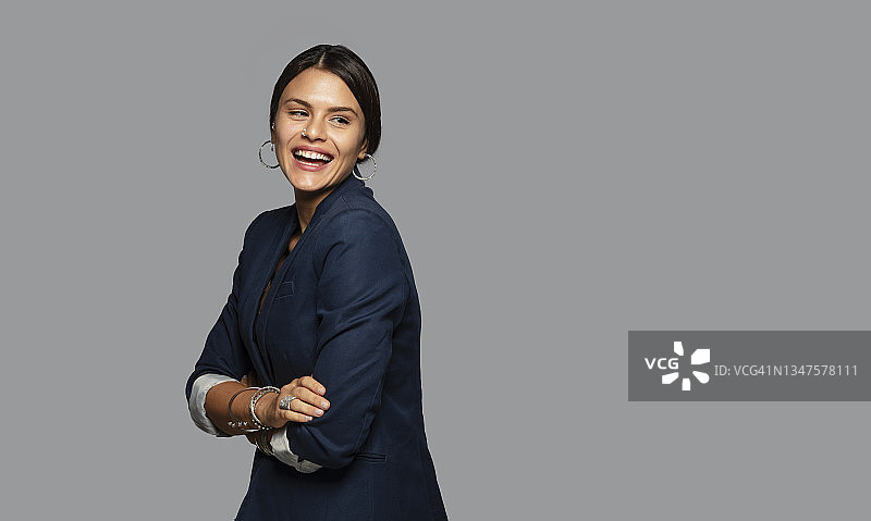 白色背景前的年轻女子图片素材