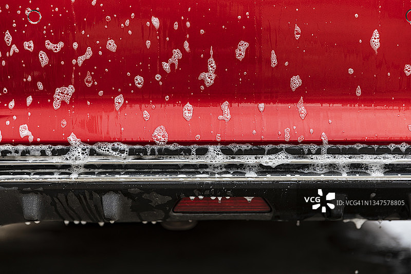 红色汽车上的肥皂泡特写图片素材