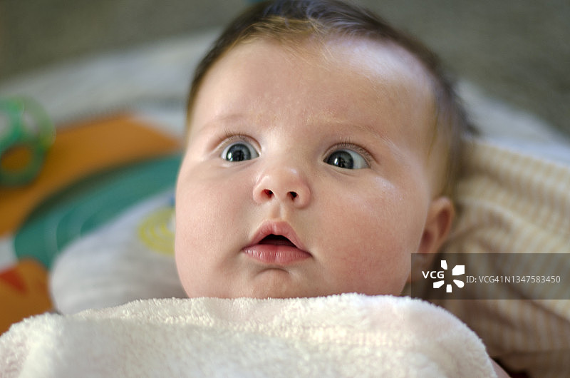 惊讶的婴儿表情图片素材