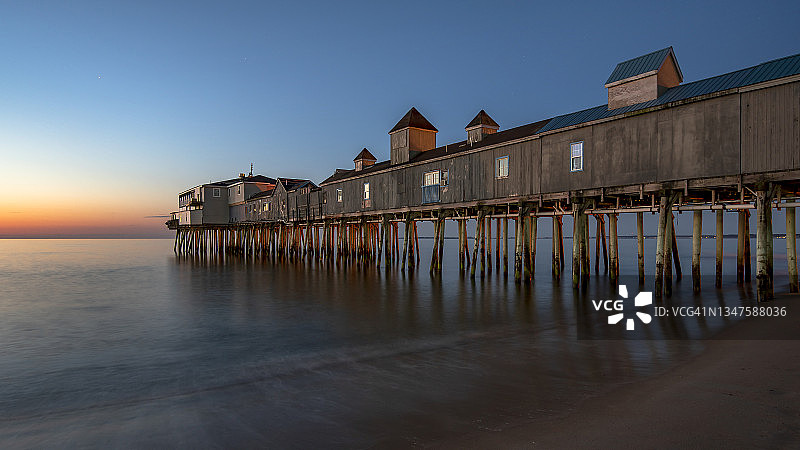 日出前的缅因州老果园海滩码头图片素材