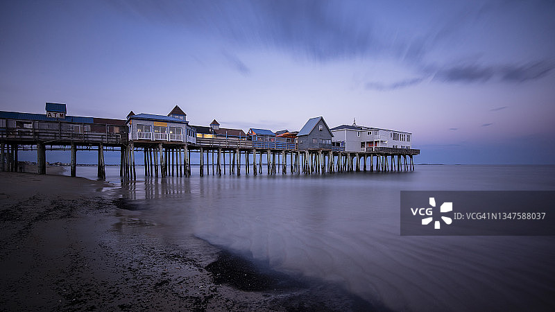 日出前的缅因州老果园海滩码头图片素材