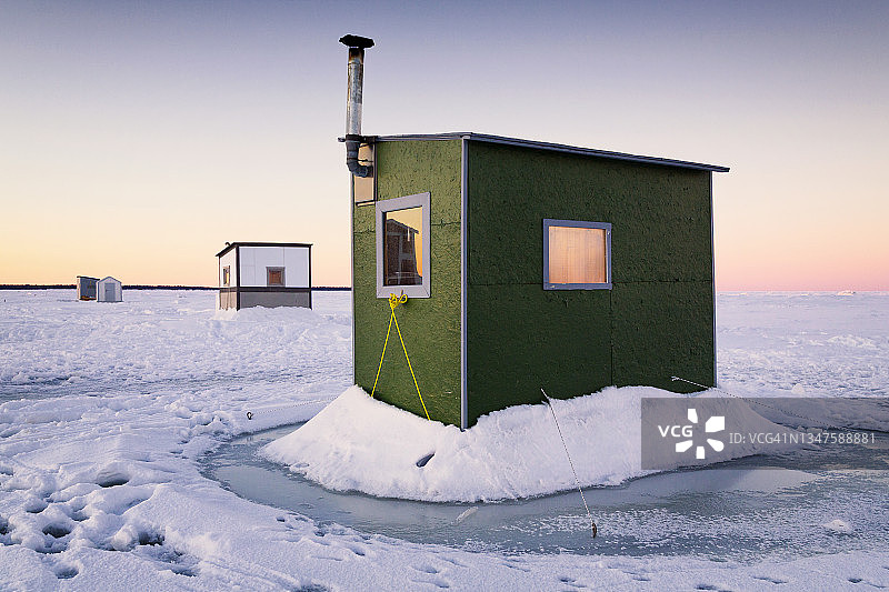 里穆斯基冰钓小屋图片素材