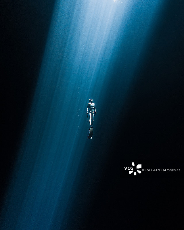 日本自由潜水员在墨西哥天然井中游泳图片素材
