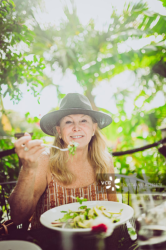 在咖啡馆或户外餐厅用餐的中老年妇女图片素材