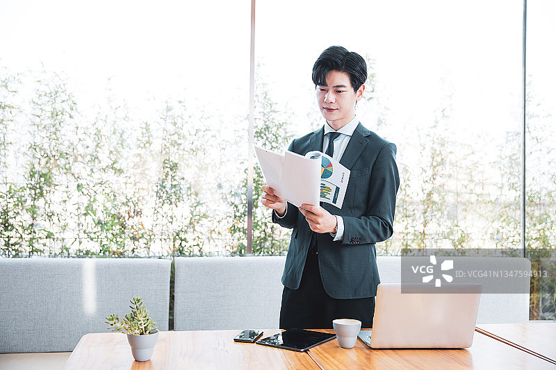 正在查看商业图表的商人图片素材