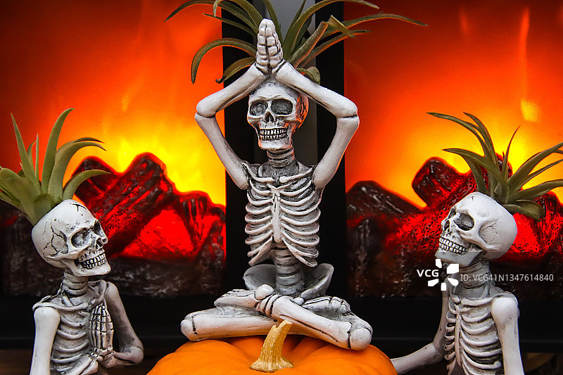 篝火旁的瑜伽骷髅图片素材