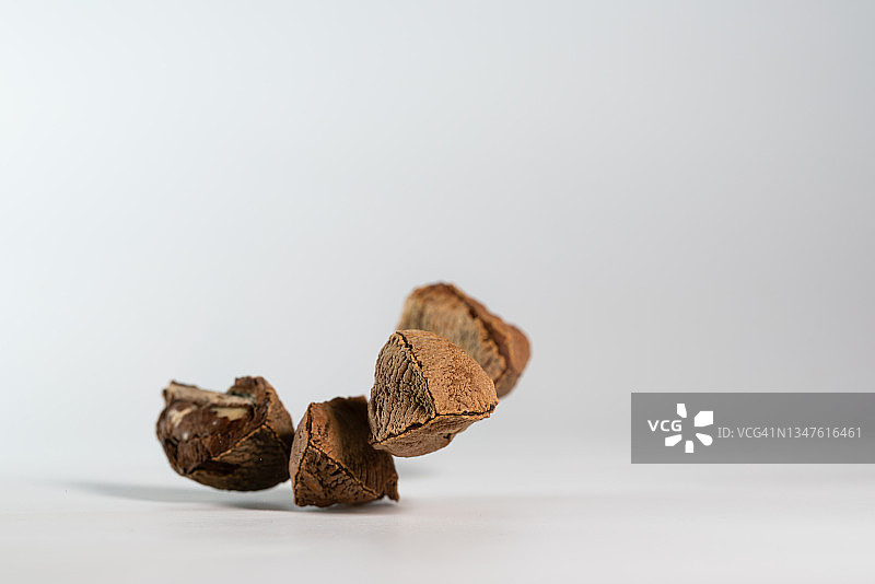 白色背景下半空飞舞的巴西坚果图片素材