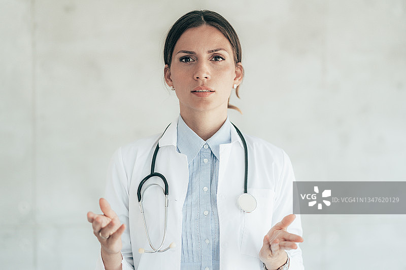 一位女医生的肖像图片素材