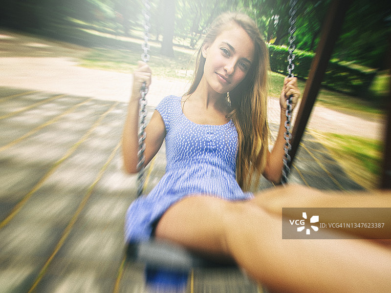 年轻女人荡秋千图片素材